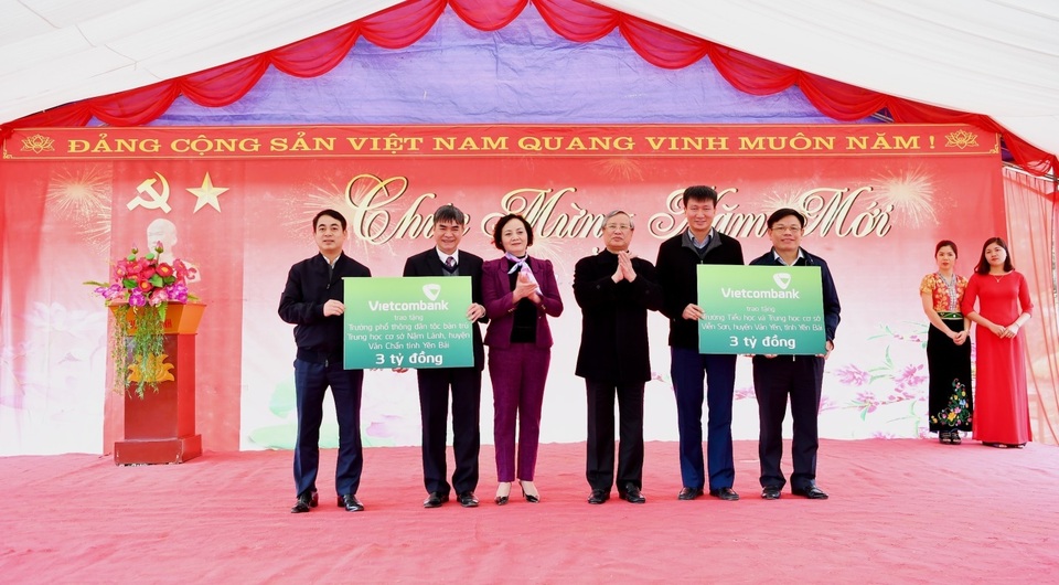 Vietcombank ủng hộ 6 tỷ đồng xây trường cho học sinh nghèo tại tỉnh Yên Bái - 3 Vietcombank ủng hộ 6 tỷ đồng xây trường cho học sinh nghèo tại tỉnh Yên Bái - 3