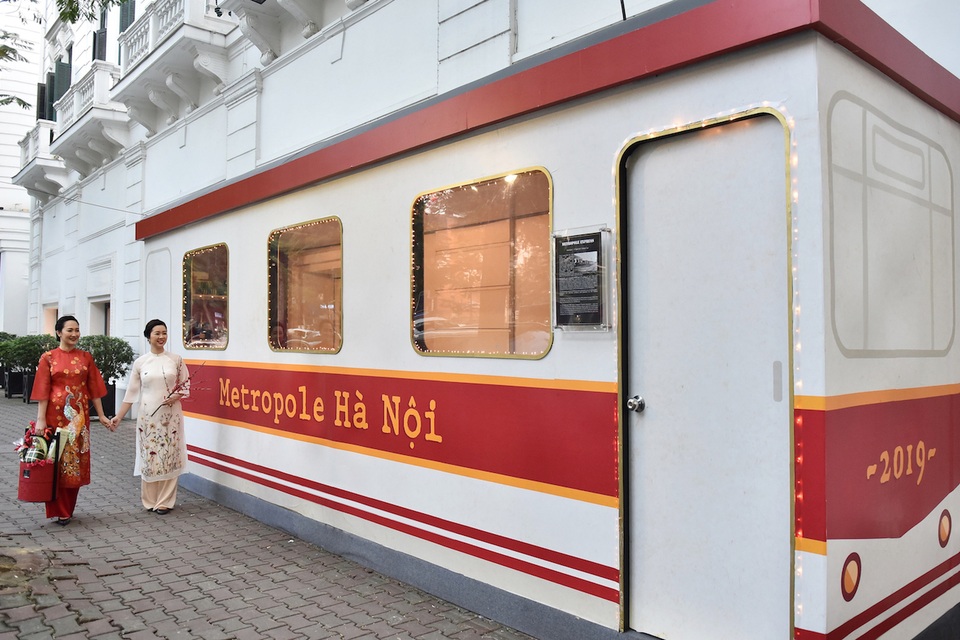 Bước lên chuyến tàu điện “leng keng” tới Chợ Tết 2019 - 2