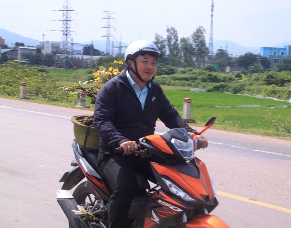 Mai vàng “đổ bộ” ra quốc lộ 1 khoe sắc níu chân du khách - 7