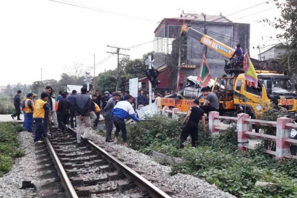 Ô tô chết máy mắc kẹt trên đường ray, bị tàu tông nát bét - 4 Ô tô chết máy mắc kẹt trên đường ray, bị tàu tông nát bét - 4