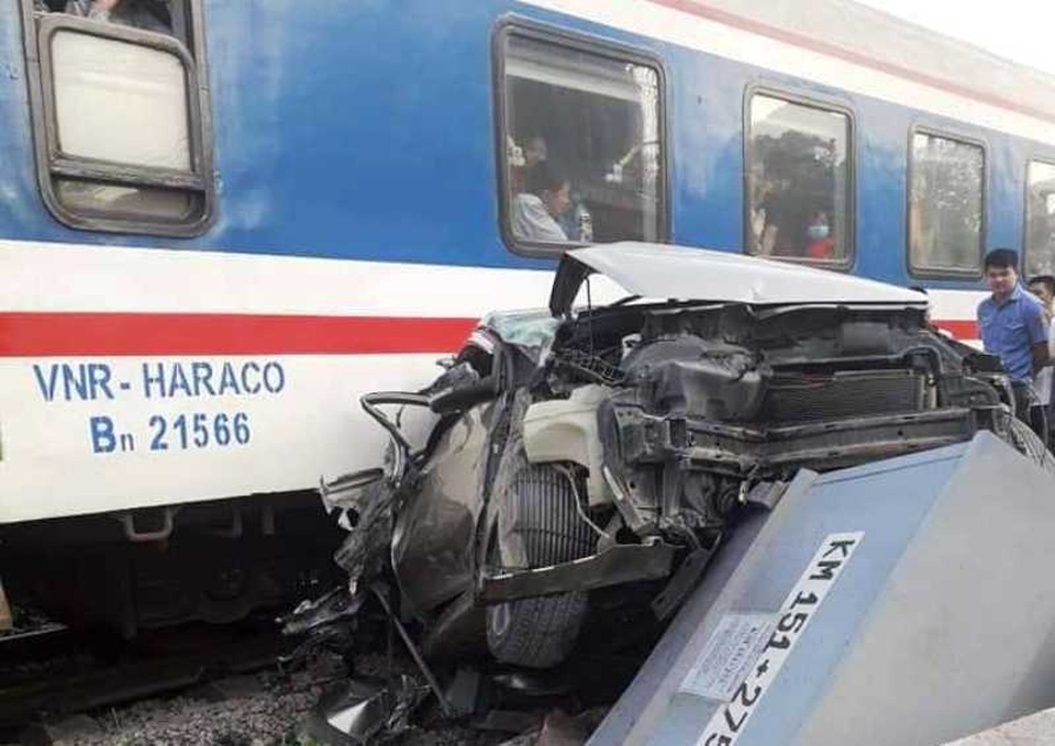 Ô tô chết máy mắc kẹt trên đường ray, bị tàu tông nát bét - 1 Ô tô chết máy mắc kẹt trên đường ray, bị tàu tông nát bét - 1