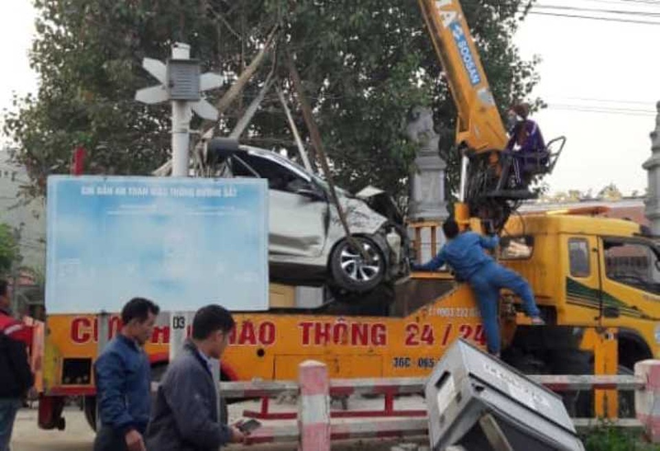 Ô tô chết máy mắc kẹt trên đường ray, bị tàu tông nát bét - 3 Ô tô chết máy mắc kẹt trên đường ray, bị tàu tông nát bét - 3
