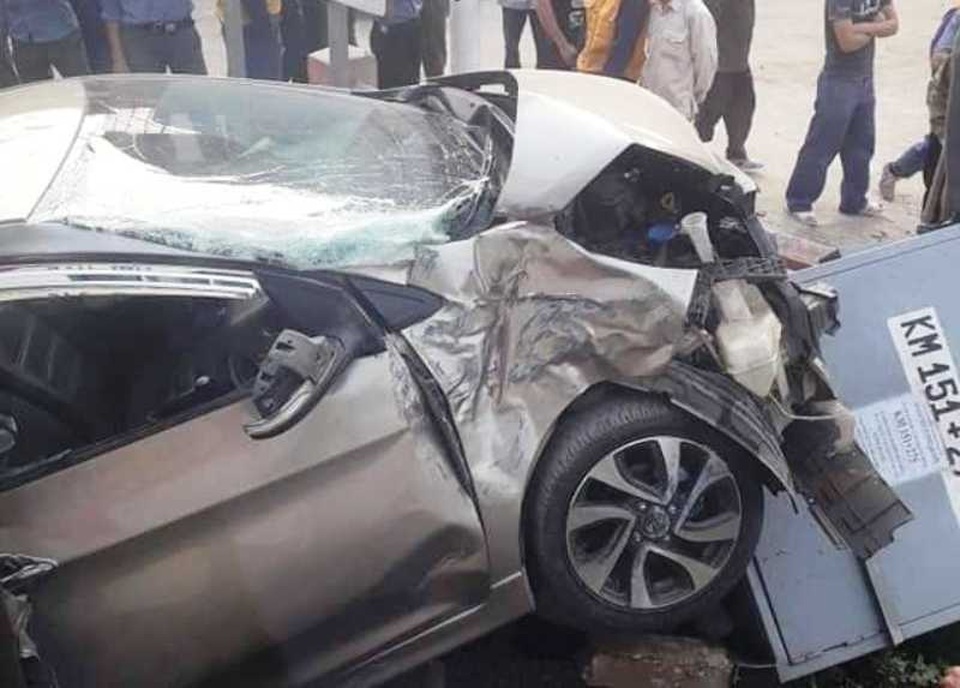 Ô tô chết máy mắc kẹt trên đường ray, bị tàu tông nát bét - 2 Ô tô chết máy mắc kẹt trên đường ray, bị tàu tông nát bét - 2