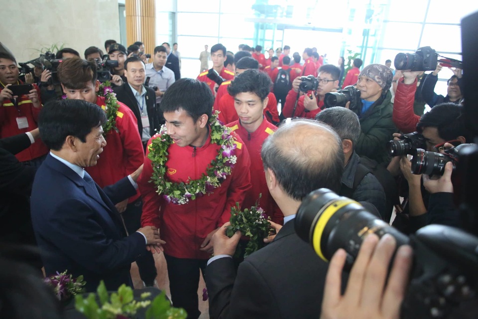 Đội tuyển Việt Nam được vinh danh ở sân bay Nội Bài - 11 Đội tuyển Việt Nam được vinh danh ở sân bay Nội Bài - 11