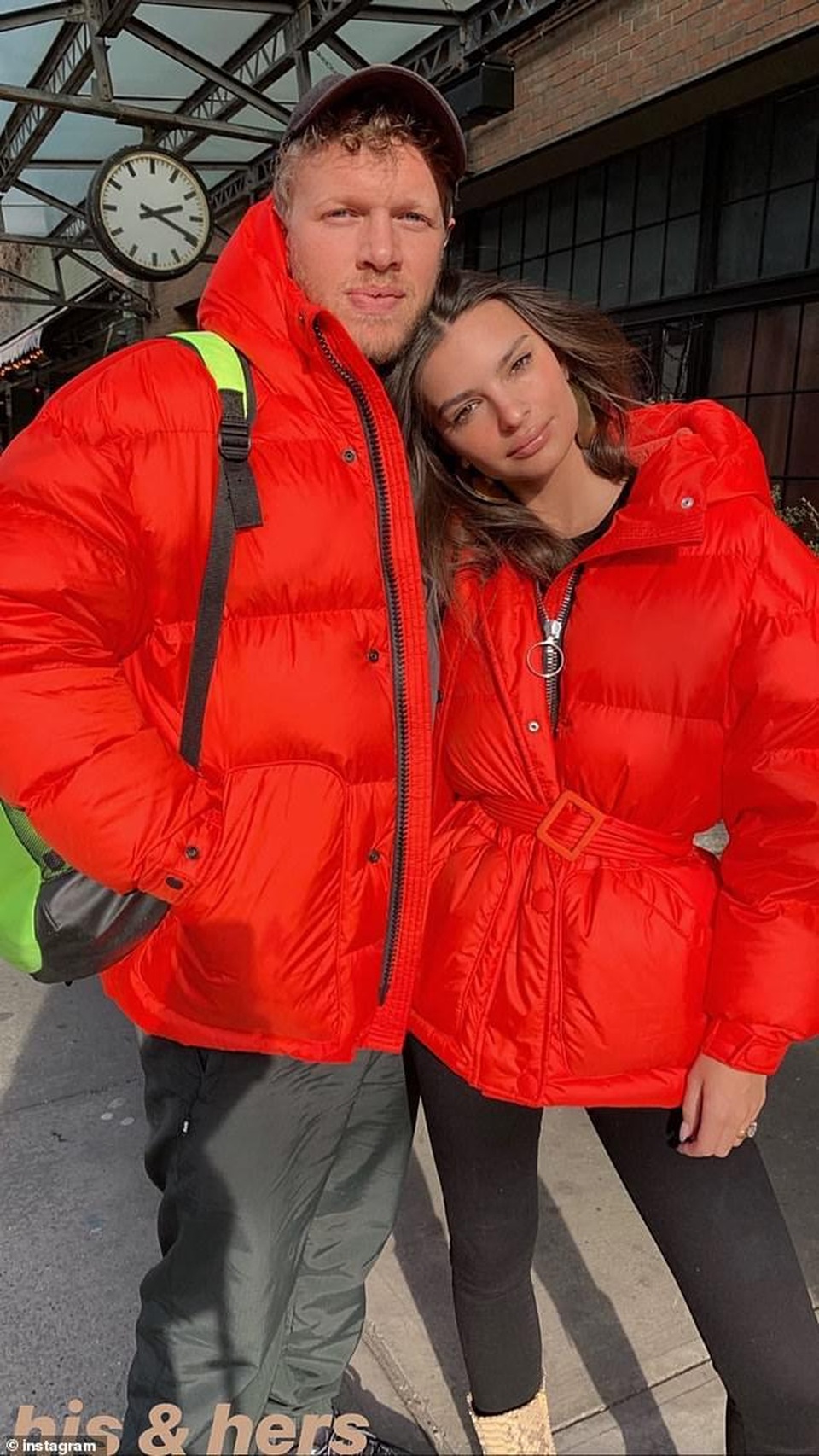 Emily Ratajkowski hạnh phúc hôn chồng trên phố - 1 Emily Ratajkowski hạnh phúc hôn chồng trên phố - 1