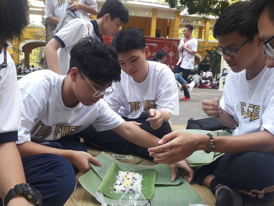 Học trò Sài thành được trải nghiệm gói, nấu bánh chưng ngay tại trường - 3 Học trò Sài thành được trải nghiệm gói, nấu bánh chưng ngay tại trường - 3