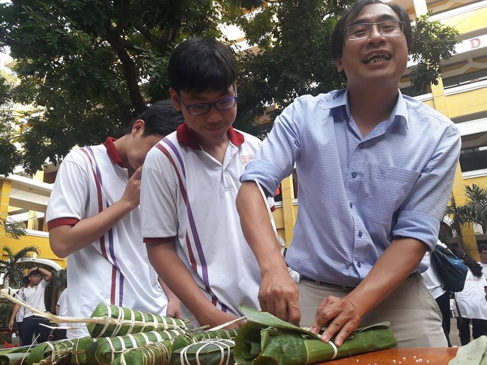 Học trò Sài thành được trải nghiệm gói, nấu bánh chưng ngay tại trường - 1 Học trò Sài thành được trải nghiệm gói, nấu bánh chưng ngay tại trường - 1