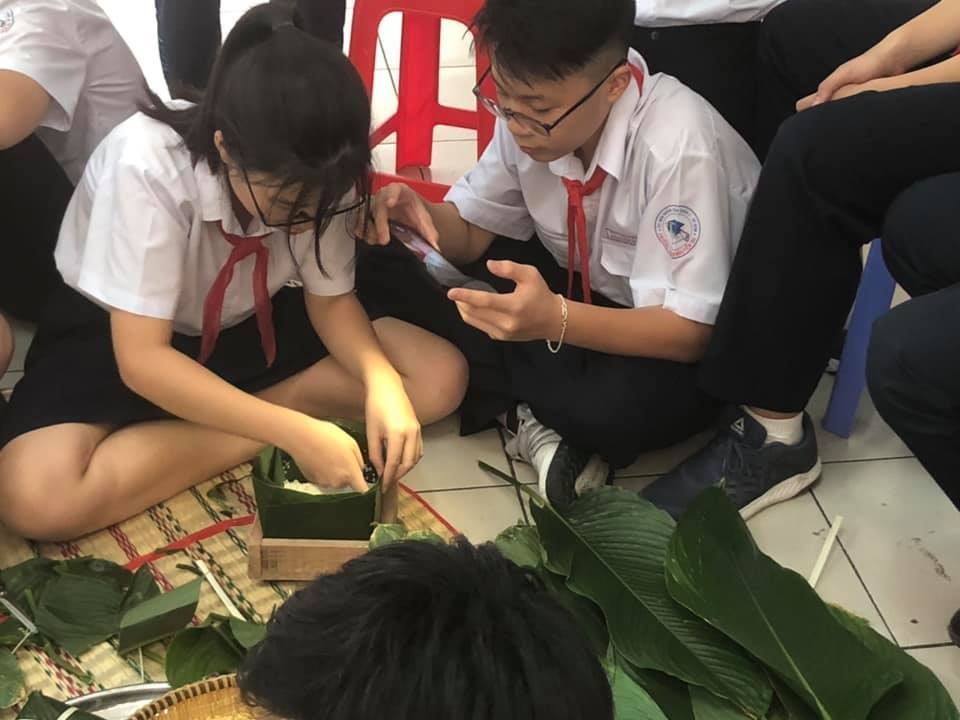 Học trò Sài thành được trải nghiệm gói, nấu bánh chưng ngay tại trường - 5 Học trò Sài thành được trải nghiệm gói, nấu bánh chưng ngay tại trường - 5