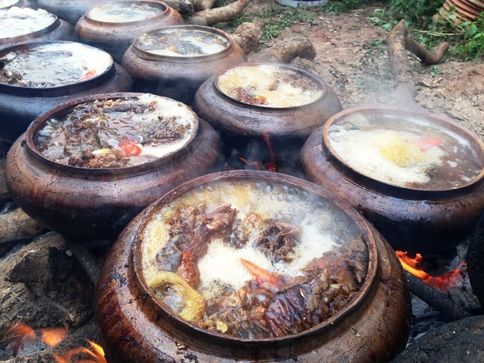 Cả làng tất bật nổi lửa kho cá - 2 Cả làng tất bật nổi lửa kho cá - 2