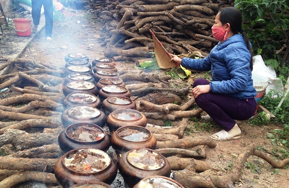 Cả làng tất bật nổi lửa kho cá - 1 Cả làng tất bật nổi lửa kho cá - 1