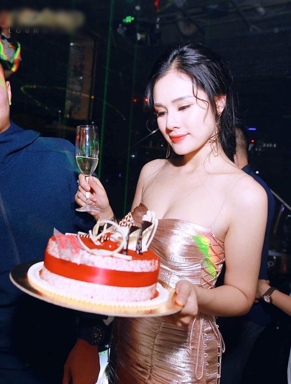 Cuộc sống sang chảnh, toàn hàng hiệu của 3 bóng hồng phía sau Duy Mạnh, Văn Thanh, Trọng Đại - 18..jpg Cuộc sống sang chảnh, toàn hàng hiệu của 3 bóng hồng phía sau Duy Mạnh, Văn Thanh, Trọng Đại - 18..jpg