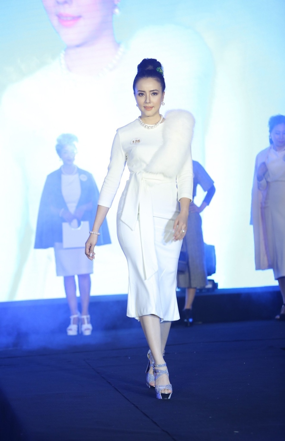 Doanh nhân Wlin Hà Nội hút hồn trong BST “Sắc màu Korea” của NTK Hương Seoul - 3 Doanh nhân Wlin Hà Nội hút hồn trong BST “Sắc màu Korea” của NTK Hương Seoul - 3