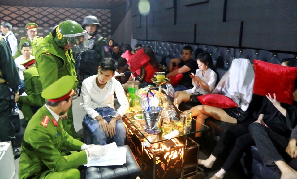 “Đột kích” quán bar lớn, phát hiện 100 người dương tính với ma túy - 5 “Đột kích” quán bar lớn, phát hiện 100 người dương tính với ma túy - 5