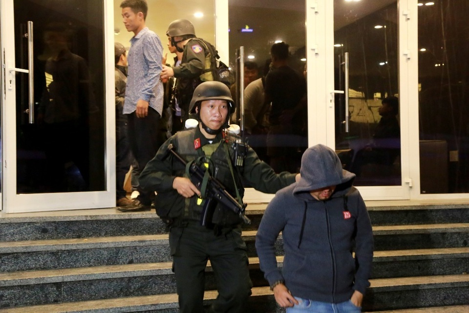 “Đột kích” quán bar lớn, phát hiện 100 người dương tính với ma túy - 12 “Đột kích” quán bar lớn, phát hiện 100 người dương tính với ma túy - 12