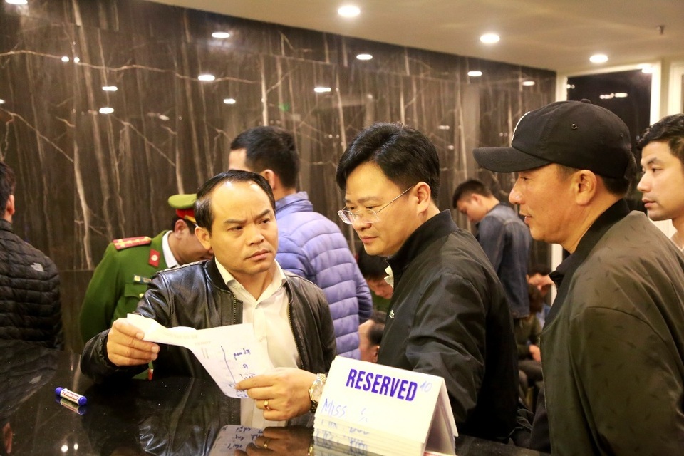 “Đột kích” quán bar lớn, phát hiện 100 người dương tính với ma túy - 11 “Đột kích” quán bar lớn, phát hiện 100 người dương tính với ma túy - 11