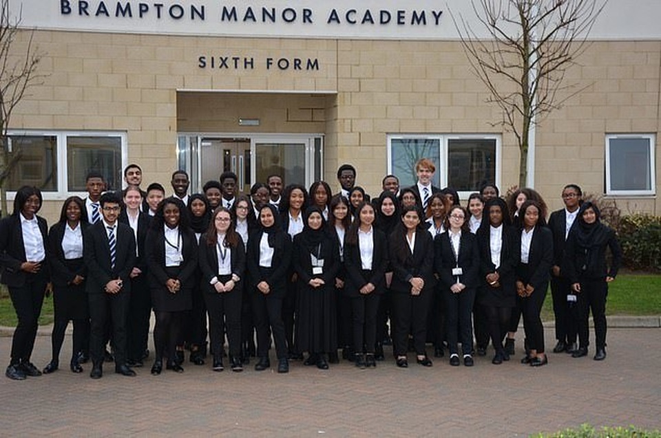 Ngôi trường nơi nghèo nhất London có 41 học sinh trúng tuyển ĐH Oxford và Cambridge - 1 Ngôi trường nơi nghèo nhất London có 41 học sinh trúng tuyển ĐH Oxford và Cambridge - 1