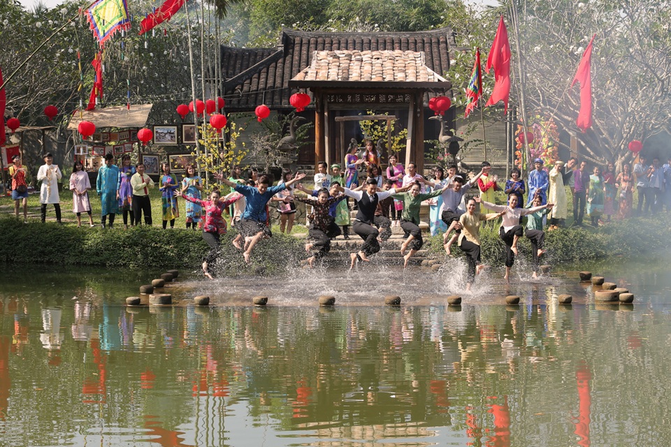 Nghệ sĩ đua nhau “lên rừng, xuống biển” quay MV Tết - 12 Nghệ sĩ đua nhau “lên rừng, xuống biển” quay MV Tết - 12