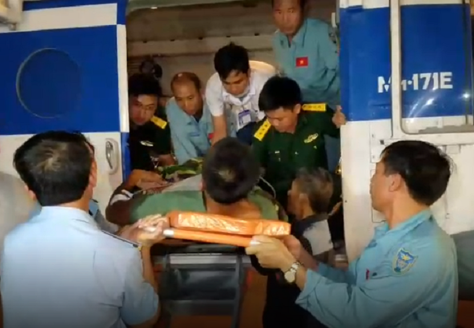 Trực thăng vượt biến đưa chiến sĩ gặp nạn về đất liền - 1