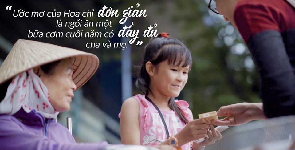 Cô bé mồ côi mong muốn được mặc áo mới đi bán vé số ngày Tết - 1 Cô bé mồ côi mong muốn được mặc áo mới đi bán vé số ngày Tết - 1