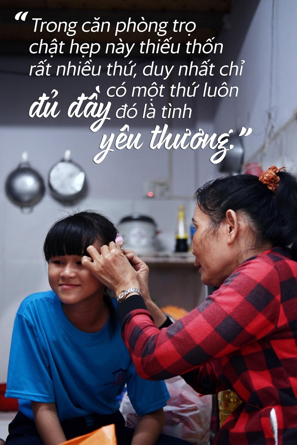 Cô bé mồ côi mong muốn được mặc áo mới đi bán vé số ngày Tết - 4 Cô bé mồ côi mong muốn được mặc áo mới đi bán vé số ngày Tết - 4