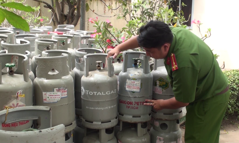 Sang chiết gas lậu ngay trong bãi đậu xe - 1 Sang chiết gas lậu ngay trong bãi đậu xe - 1
