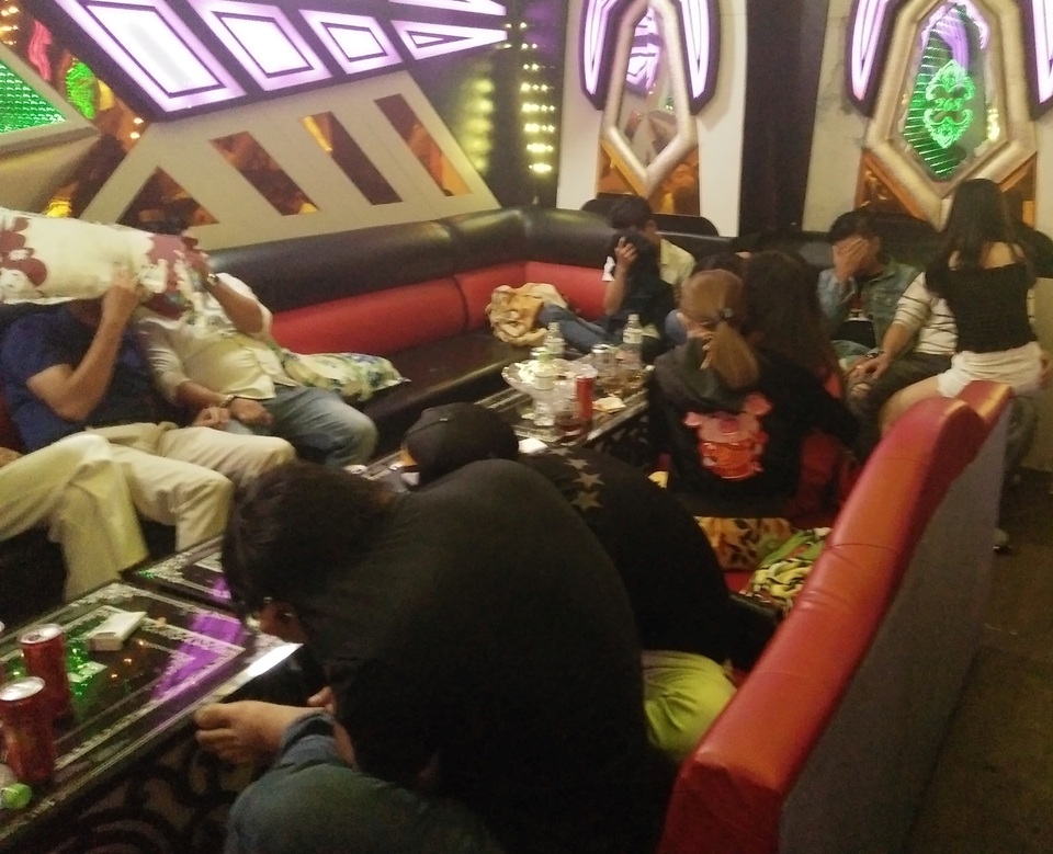 Hàng chục nam nữ “phê” ma túy trong phòng VIP quán karaoke - 1 Hàng chục nam nữ “phê” ma túy trong phòng VIP quán karaoke - 1