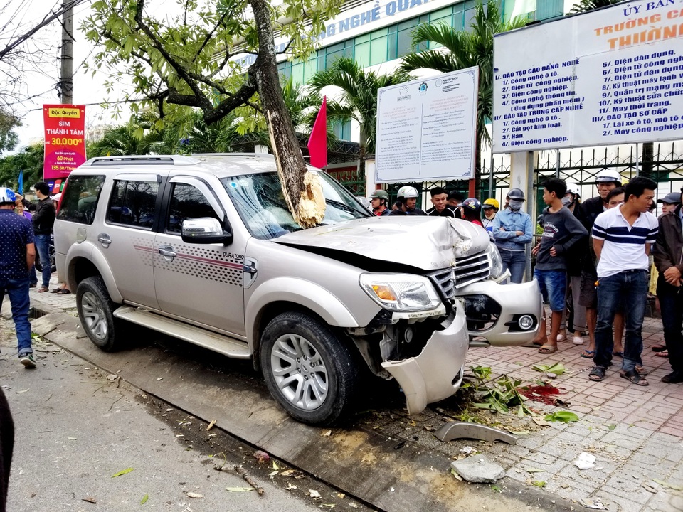 Ô tô tông hai mẹ con trên vỉa hè thương vong Ô tô tông hai mẹ con trên vỉa hè thương vong