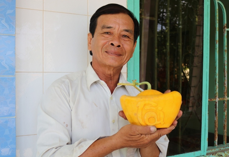 Ông Thành bên trái dưa hấu thỏi vàng do mình tạo hình lần đầu tiên Ông Thành bên trái dưa hấu thỏi vàng do mình tạo hình lần đầu tiên