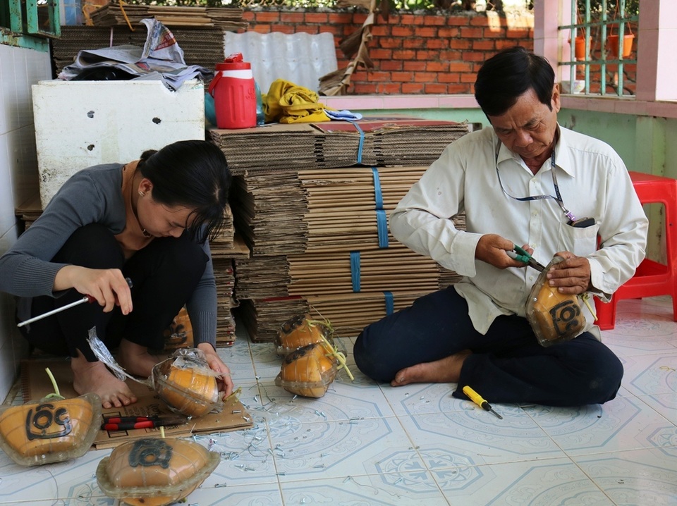 Đang tháo dưa hấu thỏi hình thỏi vàng có chữ tài lộc ra khỏi khuôn Đang tháo dưa hấu thỏi hình thỏi vàng có chữ tài lộc ra khỏi khuôn