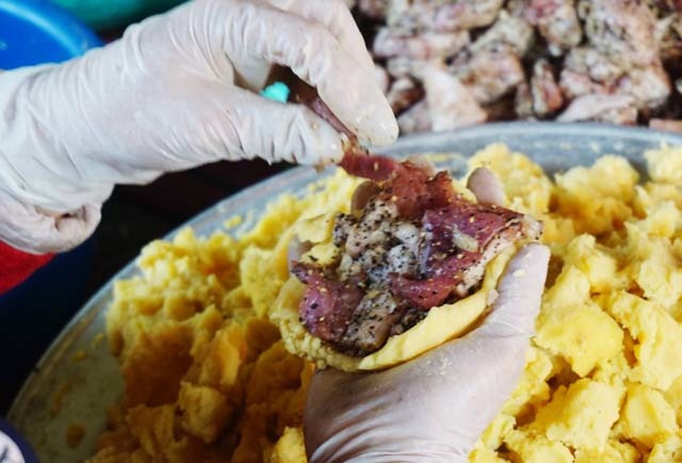 Cận Tết: Làng nghề bánh chưng tất bật, thu cả trăm triệu đồng - 5 Cận Tết: Làng nghề bánh chưng tất bật, thu cả trăm triệu đồng - 5