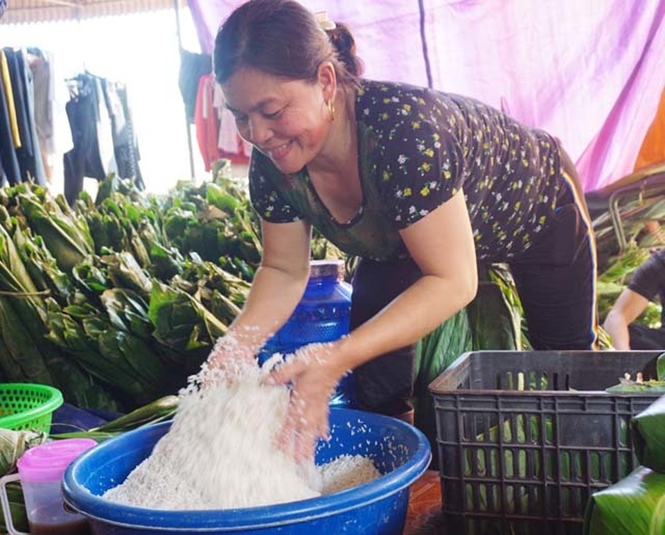 Làng bánh chưng Vĩnh Hòa: Mỗi ngày chợp mắt 2 tiếng để kịp giao hàng  - 2 Làng bánh chưng Vĩnh Hòa: Mỗi ngày chợp mắt 2 tiếng để kịp giao hàng  - 2