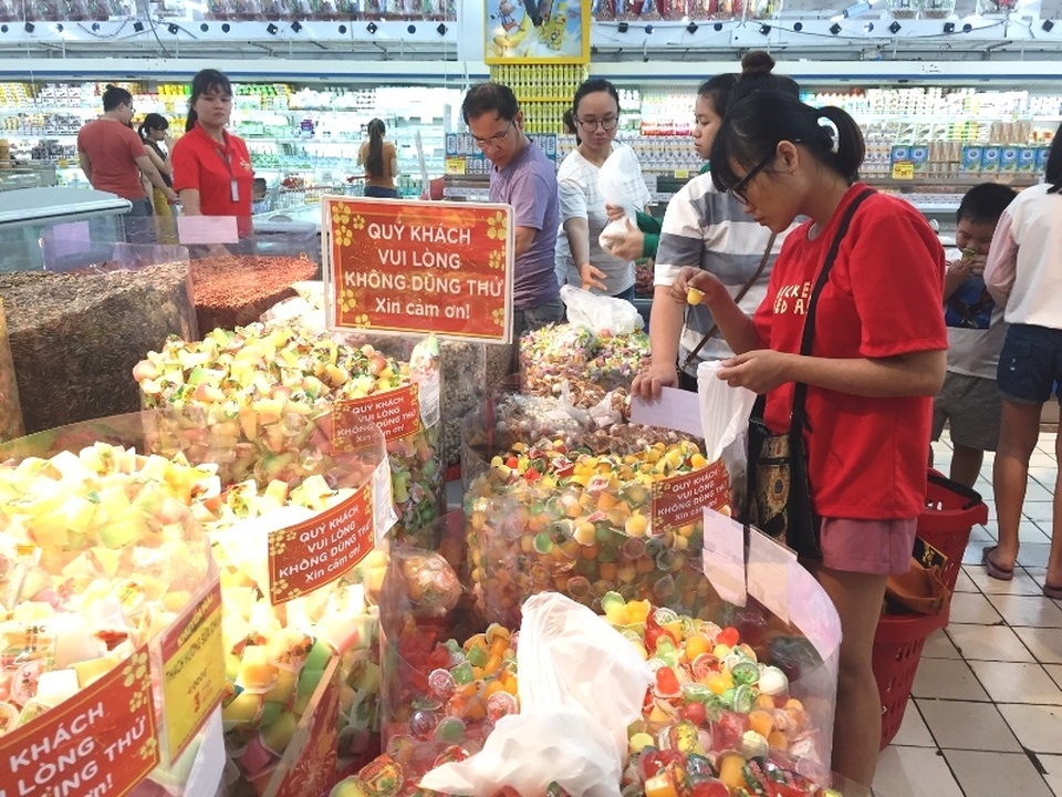 Mướt mồ hôi chen chân ở siêu thị ngày cận Tết - 4 Mướt mồ hôi chen chân ở siêu thị ngày cận Tết - 4