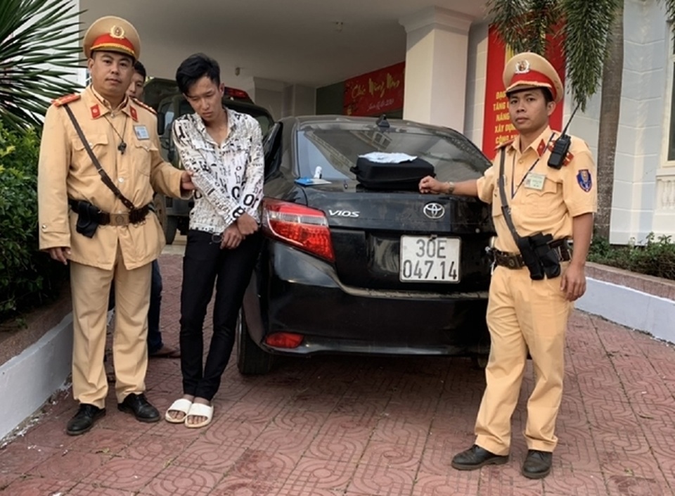 Nam thanh niên “phê đá”, tông xe vào CSGT - 1 Nam thanh niên “phê đá”, tông xe vào CSGT - 1