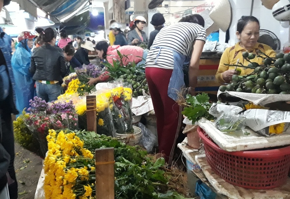 khong khi mua ban nhon nhip.jpg khong khi mua ban nhon nhip.jpg