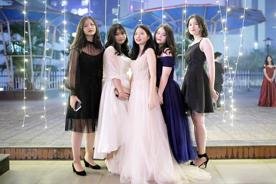 prom_ams_(1).jpg prom_ams_(1).jpg