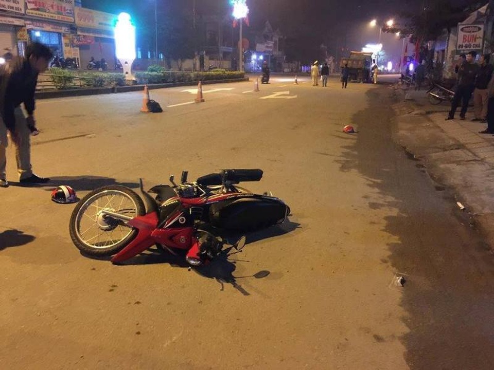 Bố đi xe máy va chạm với ô tô, 2 con nhỏ ngồi sau tử vong - 1 Bố đi xe máy va chạm với ô tô, 2 con nhỏ ngồi sau tử vong - 1