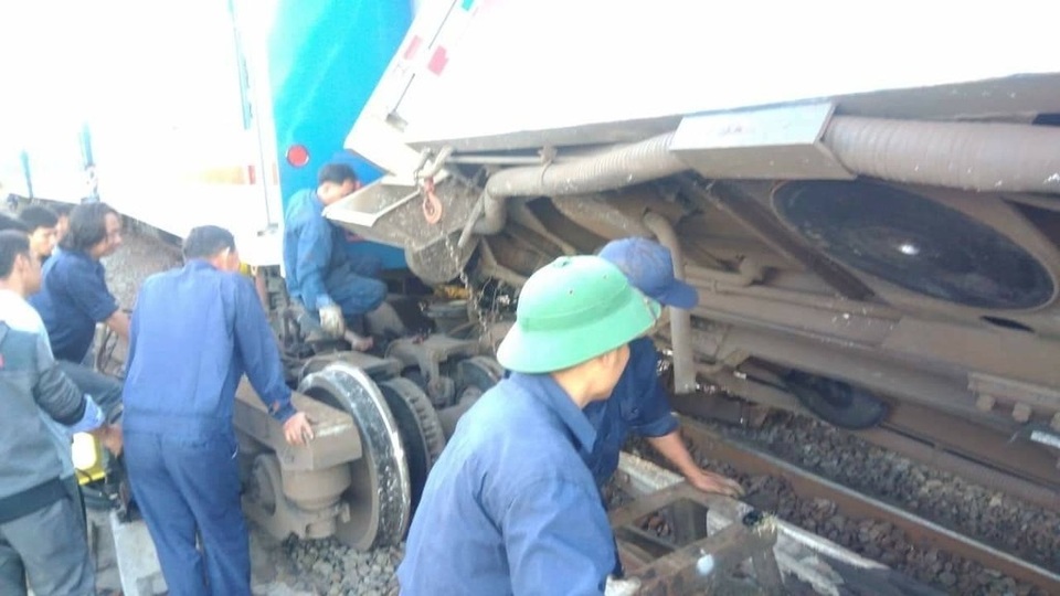 Hàng nghìn người vật vã nằm chờ tàu ở ga Sài Gòn - 1 Hàng nghìn người vật vã nằm chờ tàu ở ga Sài Gòn - 1