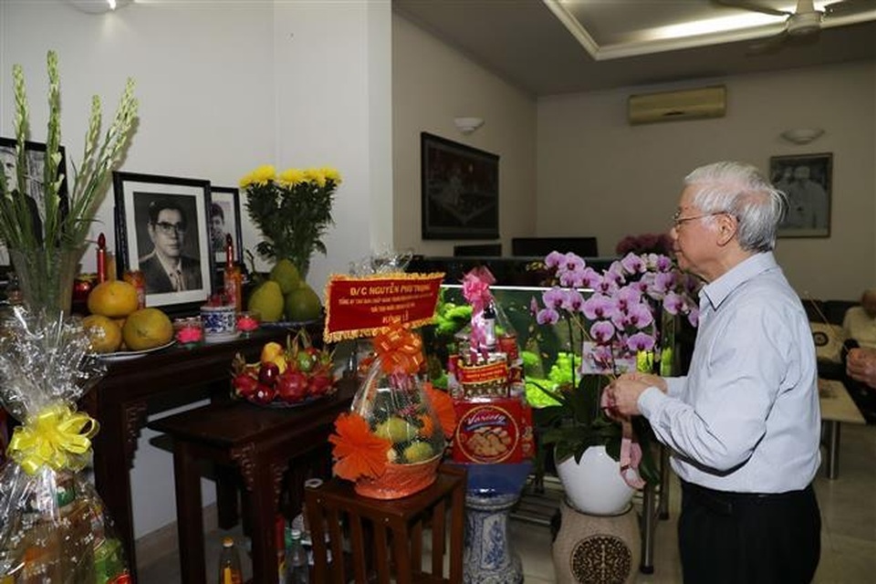 vna_potal_tong_bi_thu_chu_tich_nuoc_nguyen_phu_trong_thap_huong_tuong_niem_nguyen_tong_bi_thu_nguyen_van_linh_195904639_3696733.jpg vna_potal_tong_bi_thu_chu_tich_nuoc_nguyen_phu_trong_thap_huong_tuong_niem_nguyen_tong_bi_thu_nguyen_van_linh_195904639_3696733.jpg