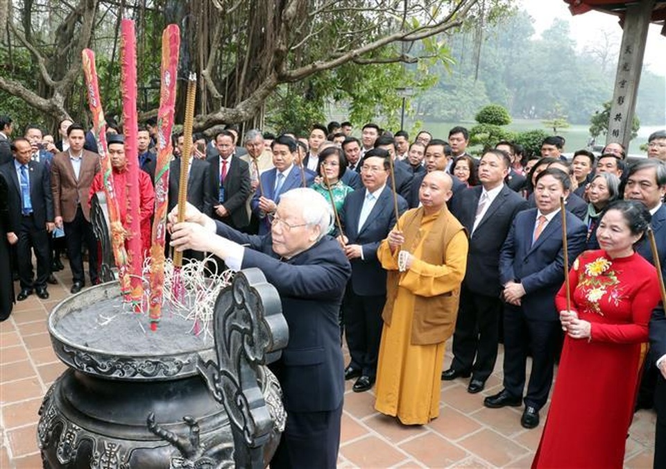 vna_potal___tong_bi_thu_chu_tich_nuoc_nguyen_phu_trong_va_phu_nhan_tha_ca_chep_tai_ho_hoan_kiem_174920832_3695352.jpg vna_potal___tong_bi_thu_chu_tich_nuoc_nguyen_phu_trong_va_phu_nhan_tha_ca_chep_tai_ho_hoan_kiem_174920832_3695352.jpg