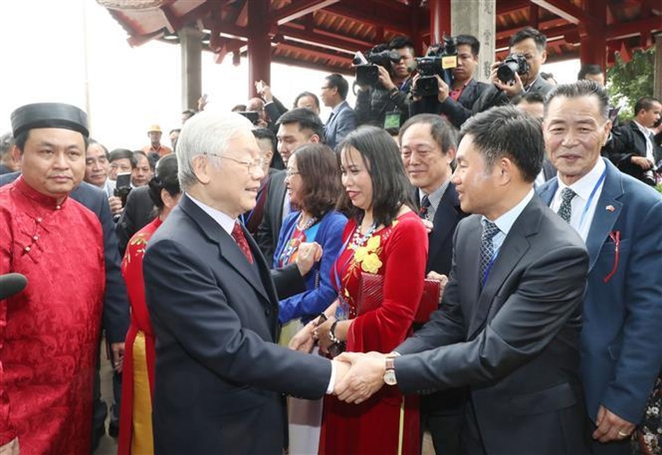 vna_potal___tong_bi_thu_chu_tich_nuoc_nguyen_phu_trong_va_phu_nhan_tha_ca_chep_tai_ho_hoan_kiem_175005720_3695324.jpg vna_potal___tong_bi_thu_chu_tich_nuoc_nguyen_phu_trong_va_phu_nhan_tha_ca_chep_tai_ho_hoan_kiem_175005720_3695324.jpg