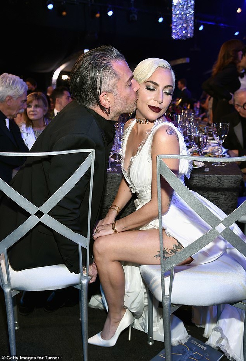 Lady Gaga tình tứ bên bạn trai hơn 18 tuổi  - 2