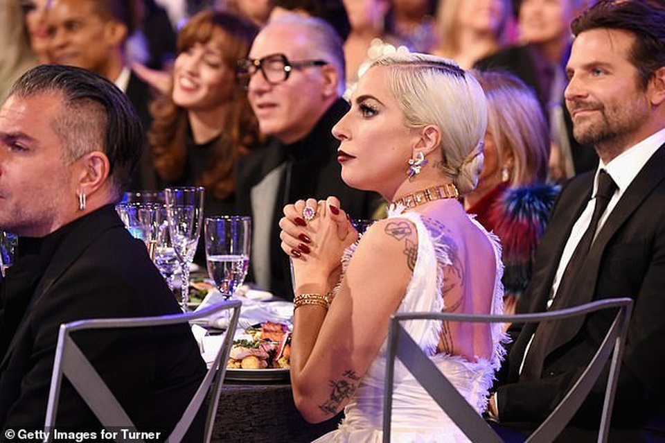 Lady Gaga tình tứ bên bạn trai hơn 18 tuổi  - 5