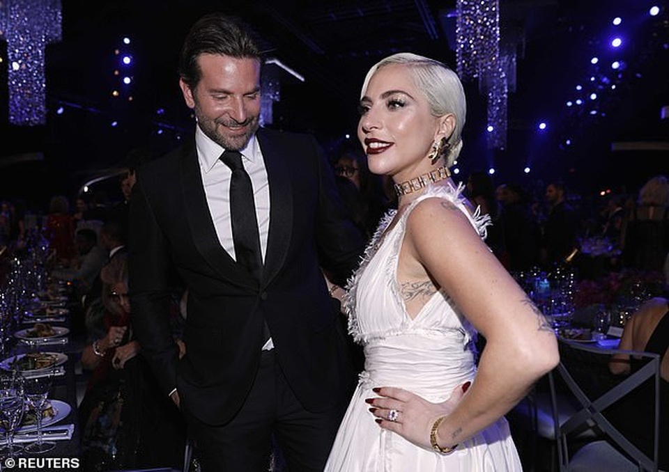 Lady Gaga tình tứ bên bạn trai hơn 18 tuổi  - 6