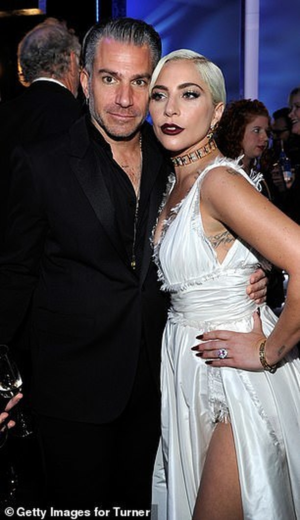 Lady Gaga tình tứ bên bạn trai hơn 18 tuổi  - 3