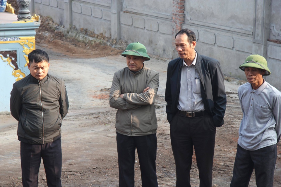 Cận cảnh buổi chặt hạ cây sưa trăm tỷ ở Hà Nội - 3 Cận cảnh buổi chặt hạ cây sưa trăm tỷ ở Hà Nội - 3