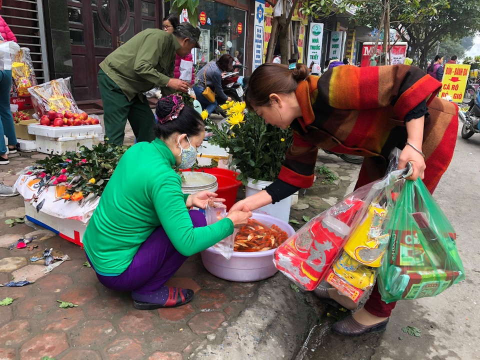 Người mua tự tay chọn từng "siêu xe" để tiễn ông Công ông Táo về trời. Người mua tự tay chọn từng "siêu xe" để tiễn ông Công ông Táo về trời.