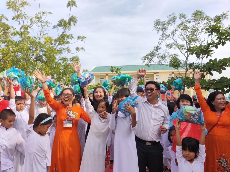“Xuân ấm áp” về với học sinh khó khăn ở Ninh Thuận - 4 “Xuân ấm áp” về với học sinh khó khăn ở Ninh Thuận - 4