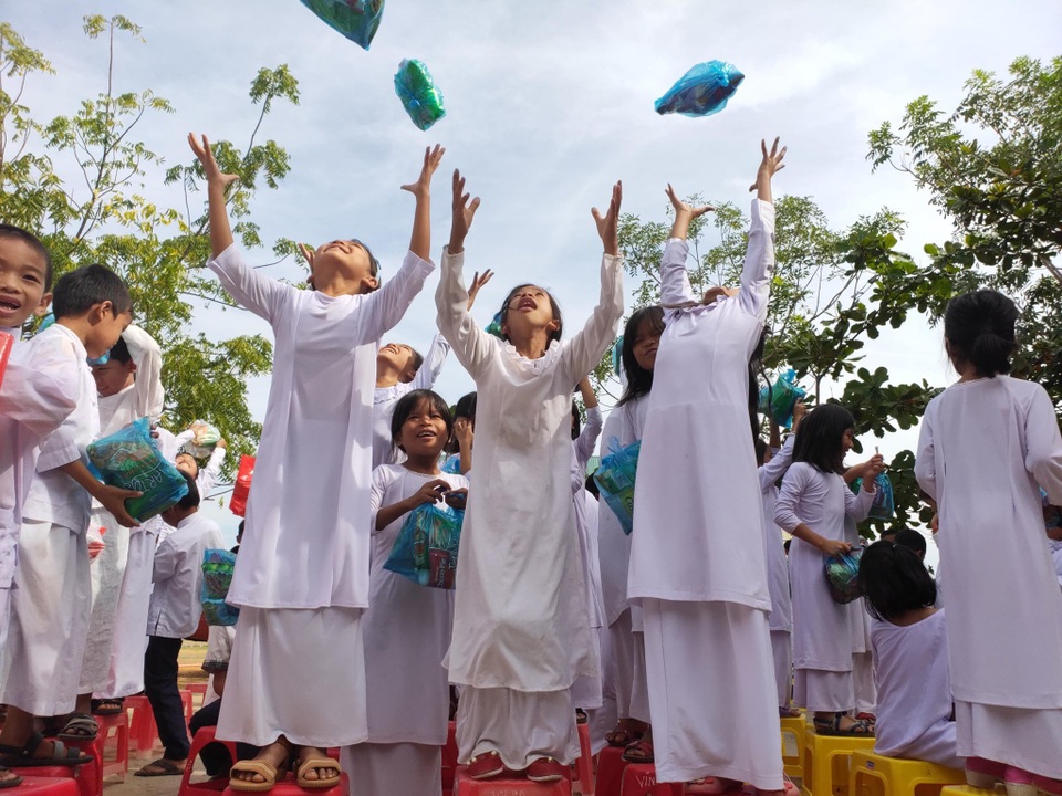 “Xuân ấm áp” về với học sinh khó khăn ở Ninh Thuận - 3 “Xuân ấm áp” về với học sinh khó khăn ở Ninh Thuận - 3