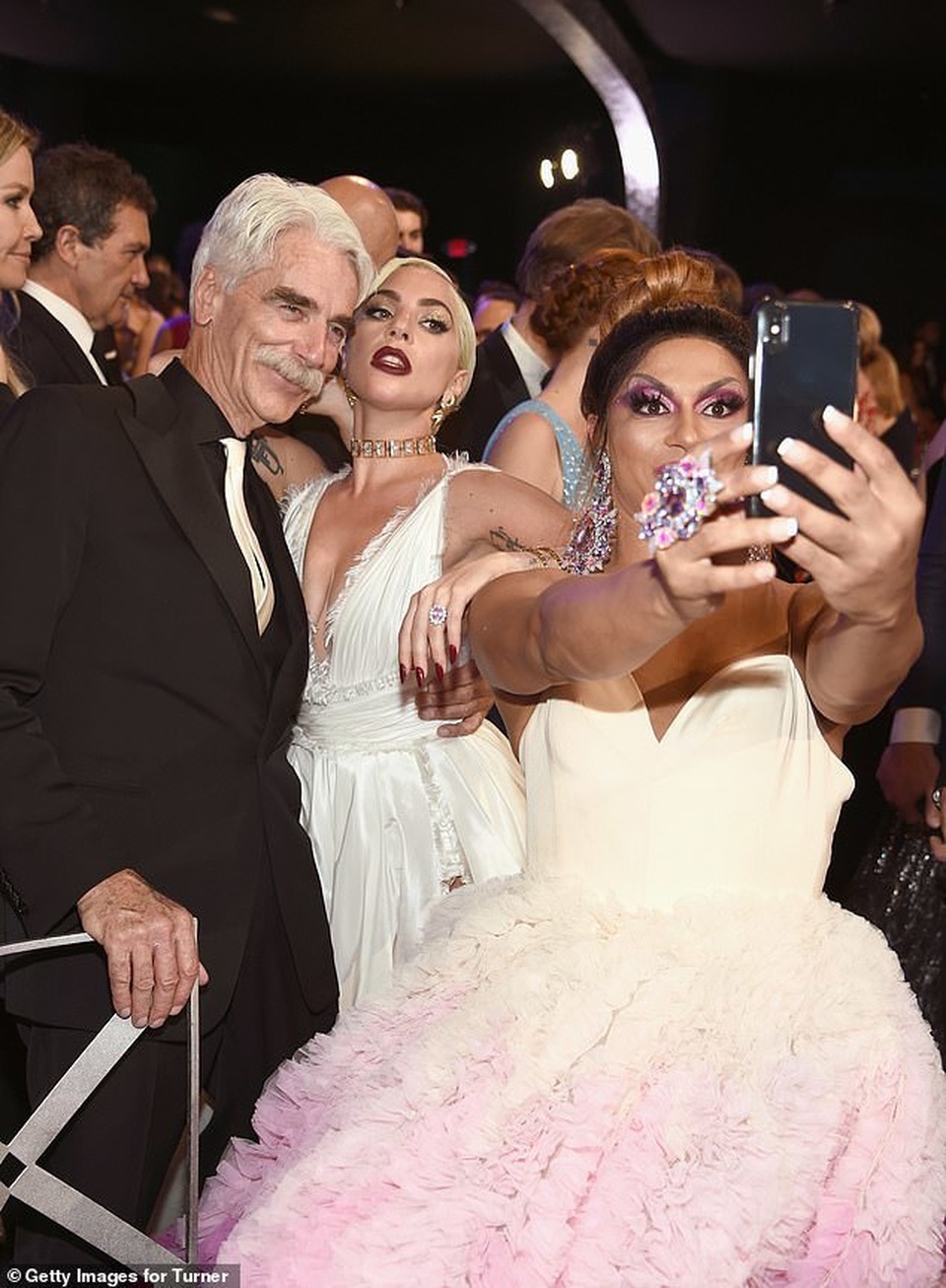 Lady Gaga tình tứ bên bạn trai hơn 18 tuổi  - 9