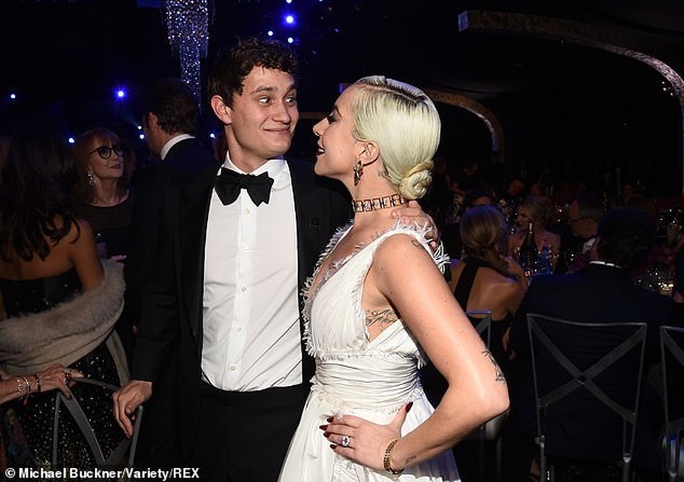 Lady Gaga tình tứ bên bạn trai hơn 18 tuổi  - 10